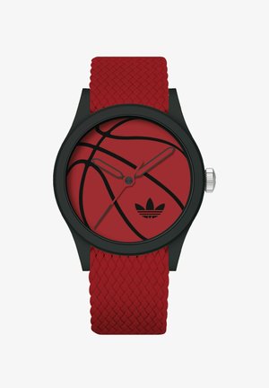 Melns pulkstenis ar apaļu sarkano ciparnīcu, kurā attēlots basketbola dizains. Sarkans austs siksniņa. Melni stundas un minūtes rādītāji. Melna Adidas logo apakšā.