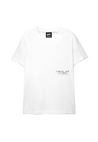 Hvid kortærmet t-shirt lavet af bomuld. Har et lille sort og rødt logo på venstre brystområde. Klassisk rund hals-design.