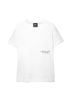 Vit kortärmad t-shirt i bomull. Har en liten svart och röd logotyp på vänster bröstområde. Klassisk rundhalsad design.