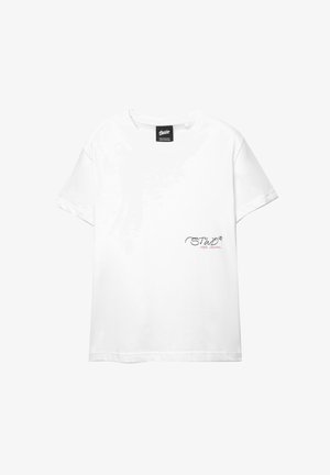 Weißes T-Shirt mit kurzen Ärmeln aus Baumwolle. Verfügt über ein kleines schwarzes und rotes Logo auf der linken Brustseite. Klassisches Rundhals-Design.