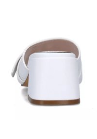 Sandali con tacco bianco dal finish liscio e lucido. Il tacco è robusto e la suola presenta un accento marrone discreto. Cinghietta regolabile.