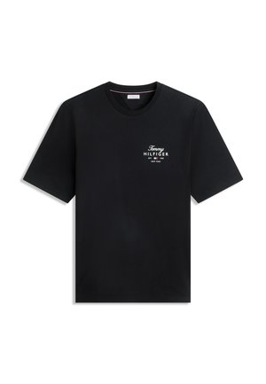 Μαύρο κοντομάνικο μπλουζάκι Tommy Hilfiger με λευκό κείμενο λογότυπου στο αριστερό στήθος που γράφει "Tommy Hilfiger Est. 1985 New York."
