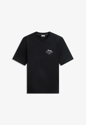 Μαύρο κοντομάνικο μπλουζάκι Tommy Hilfiger με λευκό κείμενο λογότυπου στο αριστερό στήθος που γράφει "Tommy Hilfiger Est. 1985 New York."