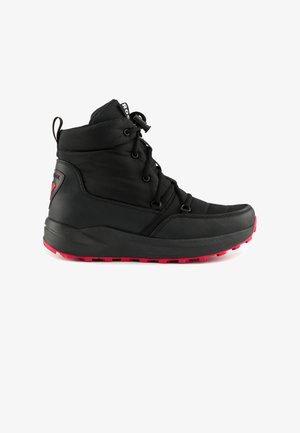 Schwarze isolierte Knöchelstiefel mit roter strukturiertem Sohle, ausgestattet mit einem gepolsterten Kragen, schnürbarem Vorderteil und einem Logo-Akzent auf der Rückseite.