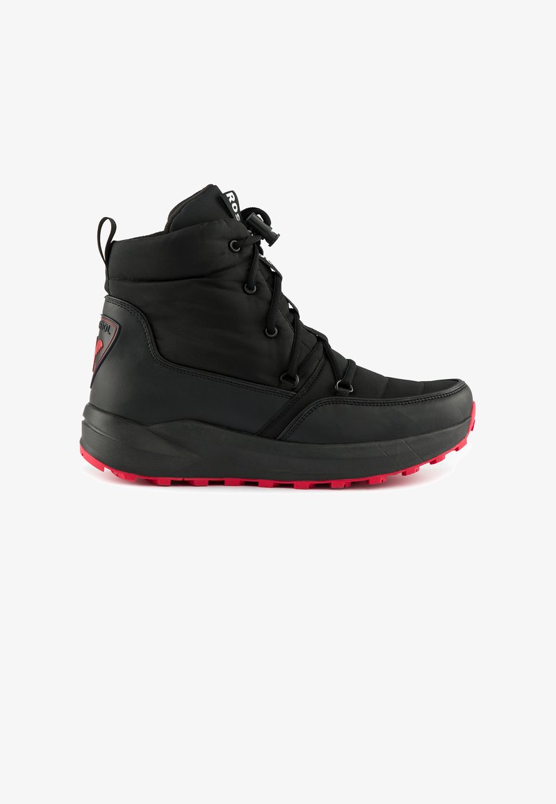 Czarny ocieplany botek za kostkę z czerwoną teksturowaną podeszwą, z wyściełanym kołnierzem, sznurowanym przodem oraz akcentem logo z tyłu.