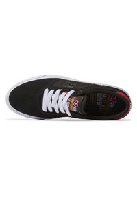 Schwarze Sneaker mit weißen Schnürsenkeln, aus Wildleder-Obermaterial, mit Gummisohle und bunten Innenlabel-Details. Formschön für Komfort und Stil.