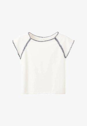 Bílý top s krátkými rukávy a kulatým výstřihem, zdobený tmavě modrým dekorativním prošíváním podél švů. Měkká látka, volný střih.