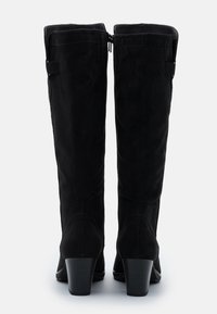 Paire de bottes noires en daim montant jusqu'aux genoux, avec talons carrés, fermetures à glissière à l'arrière et détails de couture minimaux sur fond blanc.