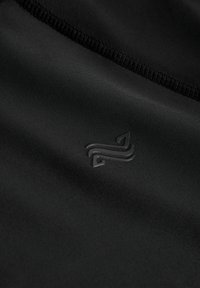 Crni sportski materijal s glatkom teksturom, koji sadrži suptilan logo akcent i kontrastne šavove. Prikaz blizu detalja materijala.