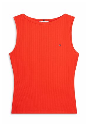 Rød ærmeløs ribstrikket top med rund hals og lille Tommy Hilfiger-logo på venstre bryst.