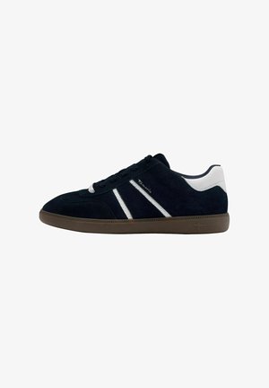 Navy-Suede-Sneaker mit weißen Lederakzenten, zwei weißen Streifen, runder Zehenpartie und brauner Gummi-Sohle. Schnürsenkel in Schwarz.