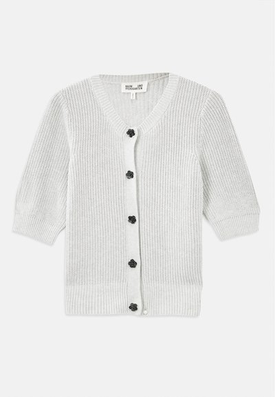 Siva pletena kardigan z V-izrezom, rokavi do tri četrtine, strukturirana tkanina in črni cvetlični gumbi po sprednji strani.