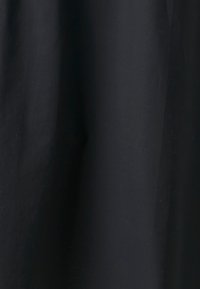 Tissu noir avec des plis visibles et une texture douce.