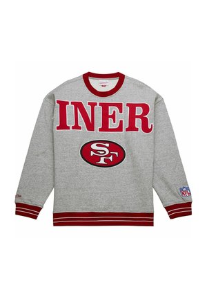 Sweatshirt gris avec col et poignets rouges côtelés, arborant un grand texte "INER" et un logo "SF" dans un ovale rouge. Patch NFL sur la manche.
