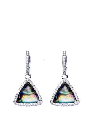 Anneaux en argent avec breloques triangulaires en nacre d'ormeau multicolore, chacune entourée de petits cristaux clairs, présentés sur fond blanc.