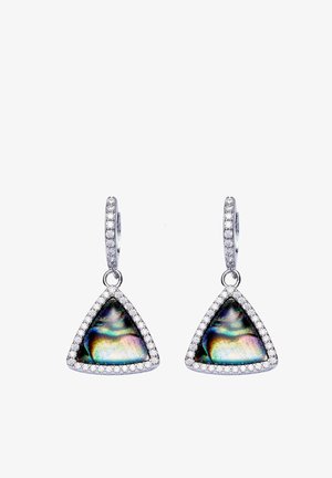 Anneaux en argent avec breloques triangulaires en nacre d'ormeau multicolore, chacune entourée de petits cristaux clairs, présentés sur fond blanc.