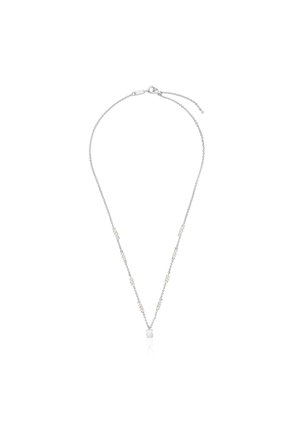 Collana in argento con perle bianche tonde, un pendente incavato e lunghezza regolabile con chiusura a moschettone.