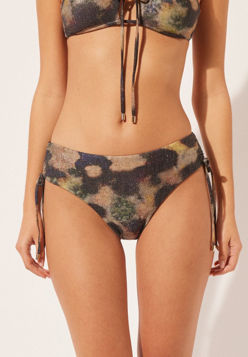 Bikini-Set mit einem glitzernden, mehrfarbigen Muster. Der Slip hat seitliche Bindebänder und eine glatte Textur mit niedrigem Bund.