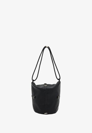 Fekete bőr vödör táska lekerekített formával, állítható dupla pántokkal és ezüst kiegészítőkkel. Simább textúra és cipzáras felső zárás.