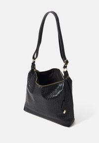 Bolso de mano de cuero tejido negro con una sola correa para el hombro, que presenta un cierre de cremallera dorado y un pequeño detalle de etiqueta. El interior es texturizado.