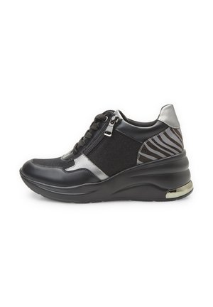 Sneaker wedge nere e argento con tomaia in tessuto testurizzato, dotate di una cerniera laterale, accenti intrecciati e una suola liscia e lucida.