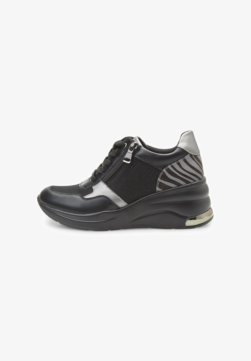 Črne in srebrne wedges športne čevlje z zgornjim delom iz teksturirane tkanine, z božnim zadrgo, tkanymi akcenti in elegantnim, sijočim podplatom.