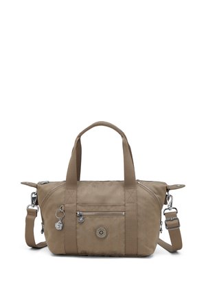 Kleine beige Handtasche mit zwei Griffen, verstellbarem Schulterriemen, vorderer Reißverschlusstasche und rundem Logo mit dekorativem Schlüsselanhänger.