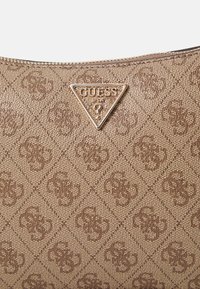 Sac à main synthétique marron avec un motif géométrique en relief. Doté d'un logo triangulaire en métal et d'une fermeture éclair sur le bord supérieur.