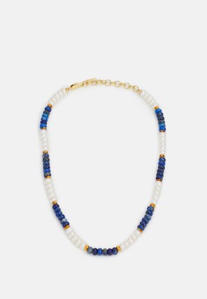 Collana composta da perle bianche e perline blu, intervallate da dettagli dorati. Il design è simmetrico, con una chiusura in metallo dorato.