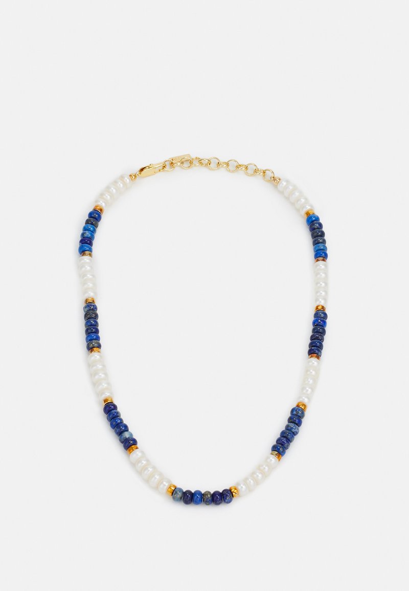 Halsband med vita pärlor och blåa beads, mellan vilka det finns gyllene accenter. Designen är symmetrisk, med gyllene hårdvara för knäppning.