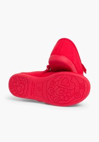 Rode stoffen schoenen met een gestructureerde rubberen zool, versierd met bloem- en hartpatronen. Het ontwerp heeft een lage profiel en een ronde neus.