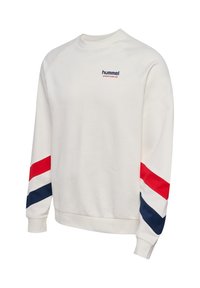 Hvid langærmet sweatshirt med røde og marineblå chevronstriber på ærmerne og "hummel SPORTSWEAR" logo på øverste del af brystet.
