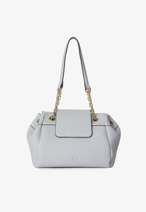 Sac à main en cuir gris clair avec maillons de chaîne dorée sur les anses, fermeture à rabat et logo délicatement embossé au centre avant.