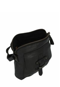 Zwarte leren tas met een ritsluiting, een externe zak met klep en een verstelbare strap. Textuur oppervlak met bronzen hardware accenten.