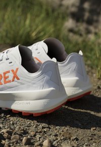 adidas Terrex AGRAVIC SPEED - Løbesko trail - dash grey/impact orange/footwear white