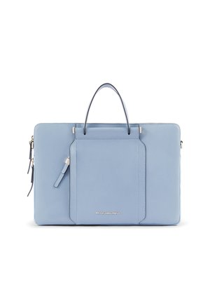 Maletín rectangular de cuero azul claro con asas dobles, bolsillo frontal y detalles de cremallera plateada.