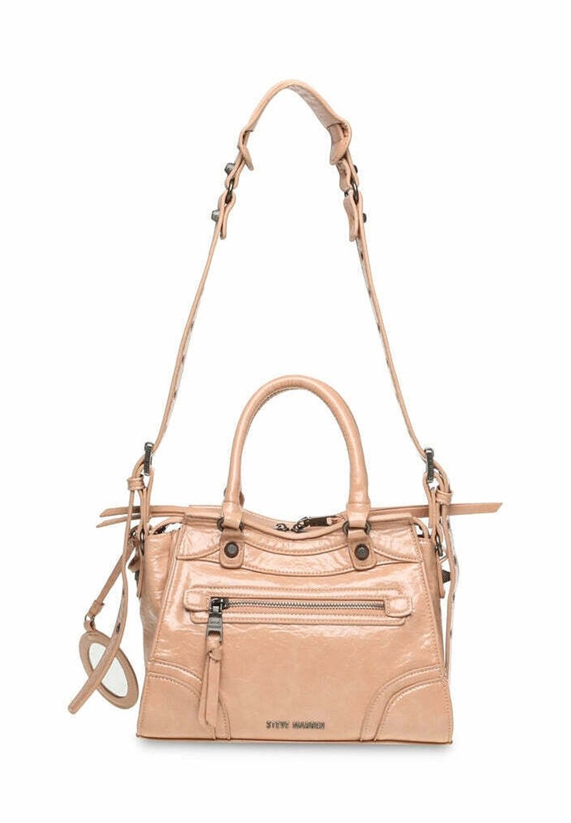 Sac à main en cuir beige avec une poche zippée à l'avant, deux poignées supérieures, une bandoulière réglable et un logo de marque embossé sur le devant.
