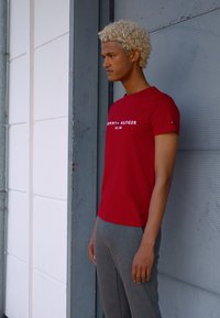 Tommy Hilfiger TOMMY LOGO TEE - T-shirt estampada - red alert