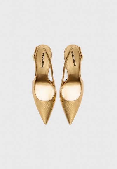 Zapatos de tacón dorados tipo slingback con punta afilada, superficie texturizada y un tacón fino. El interior muestra el logo de la marca impreso en negro.