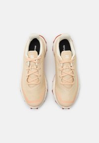 Salomon ALPHACROSS 5 - Tenisice za trail trčanje - wheat/vanilla ice/aragon