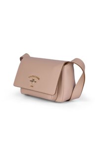 Beige läder crossbody-väska med lockstängning, texturerad yta och logotypdetaljer i guldton på framsidan. Justerbar rem ingår.