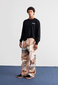 Champion Rochester SURPLUS PARACHUTE PANTS - Cargobukse - beige