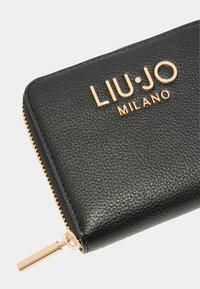 Schwarze, strukturierte Lederbörse mit goldfarbigem "LIU·JO MILANO"-Logo und einem goldenen Reißverschlussgriff. Kompakte rechteckige Form.