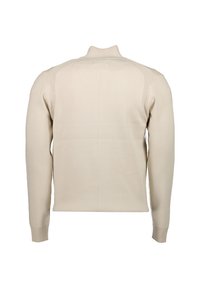 Beige pulóver magas gallérral, bordás mandzsettákkal és textúrált vállrészletekkel. Simább anyag, testhezálló fazon és minimális varrás.