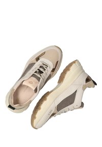 Beżowe i brązowe sneakersy z siateczkowym wzorem, zamszowymi akcentami, sznurowanym przodem, wyściółką na podeszwie oraz gumową podeszwą dla lepszej przyczepności.