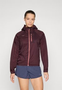 Bordeaux farbige leichte Jacke mit Kapuze, ausgestattet mit einem Frontreißverschluss und einer Brusttasche. Strukturieter Stoff mit glatter Oberfläche und pinken Akzenten.
