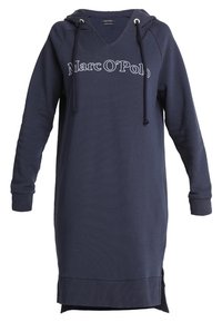 Granatowa sukienka z kapturem wykonana z materiału dresowego, z dekoltem w serek, długimi rękawami i białym brandingiem "Marc O’Polo" na klatce piersiowej.