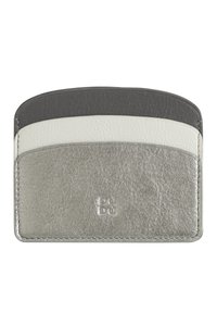 Tarjetero metálico en color plata, con una textura suave, que presenta paneles superpuestos en gris, blanco y plata. Incluye detalle de logotipo en relieve.