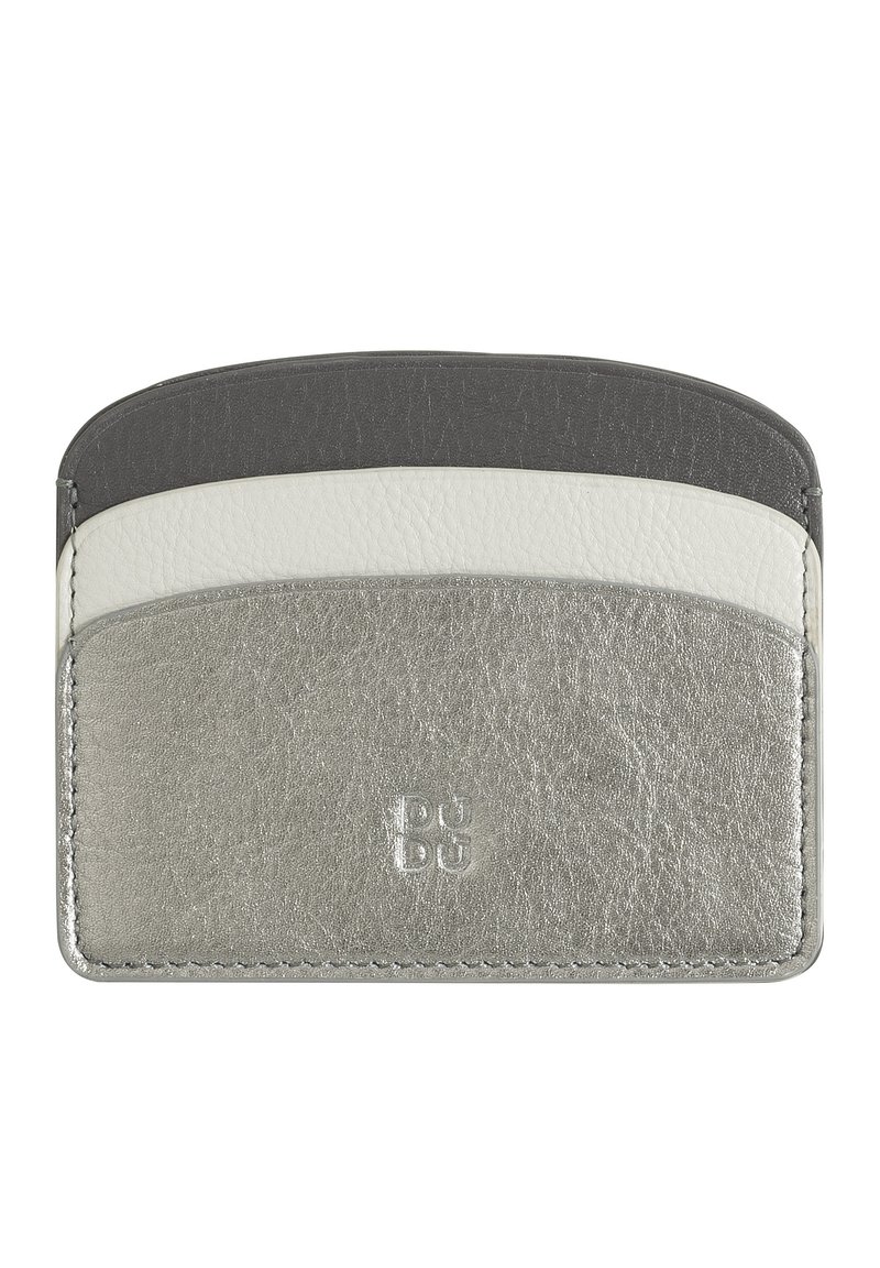 Tarjetero metálico en color plata, con una textura suave, que presenta paneles superpuestos en gris, blanco y plata. Incluye detalle de logotipo en relieve.
