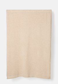 Beige tæppe lavet af blødt stof, med en glat tekstur og et simpelt design uden mønstre eller accenter. Rektangulær form.